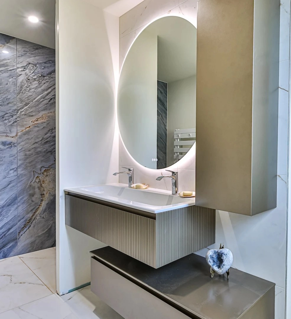 salle de bain lumineuse marbre